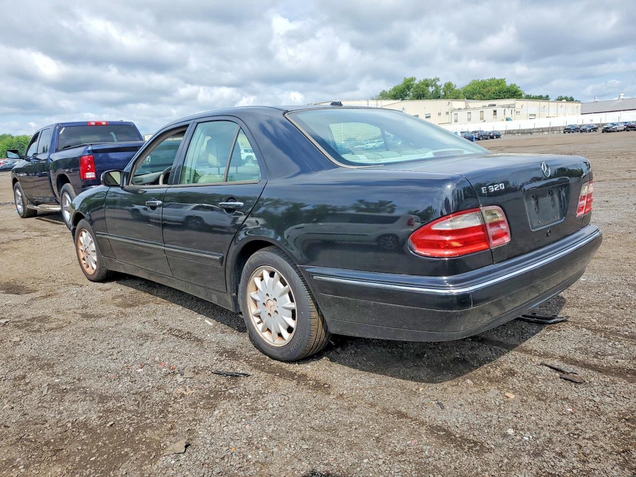 2001 MERCEDES-BENZ E 320 — Фото 2 из 12