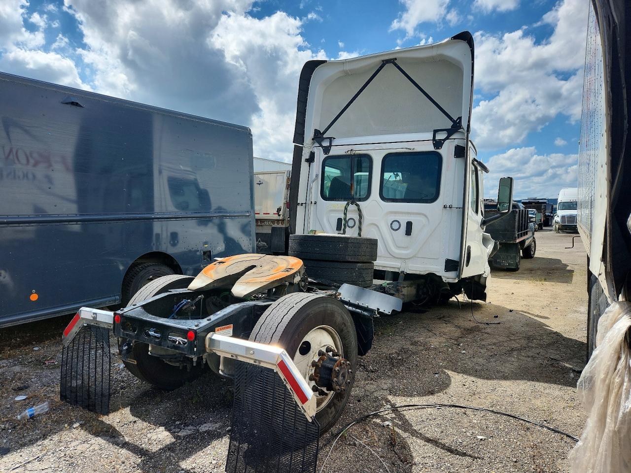2024 FREIGHTLINER CASCADIA 116 SEMI TRUCK — Фото 3 из 13