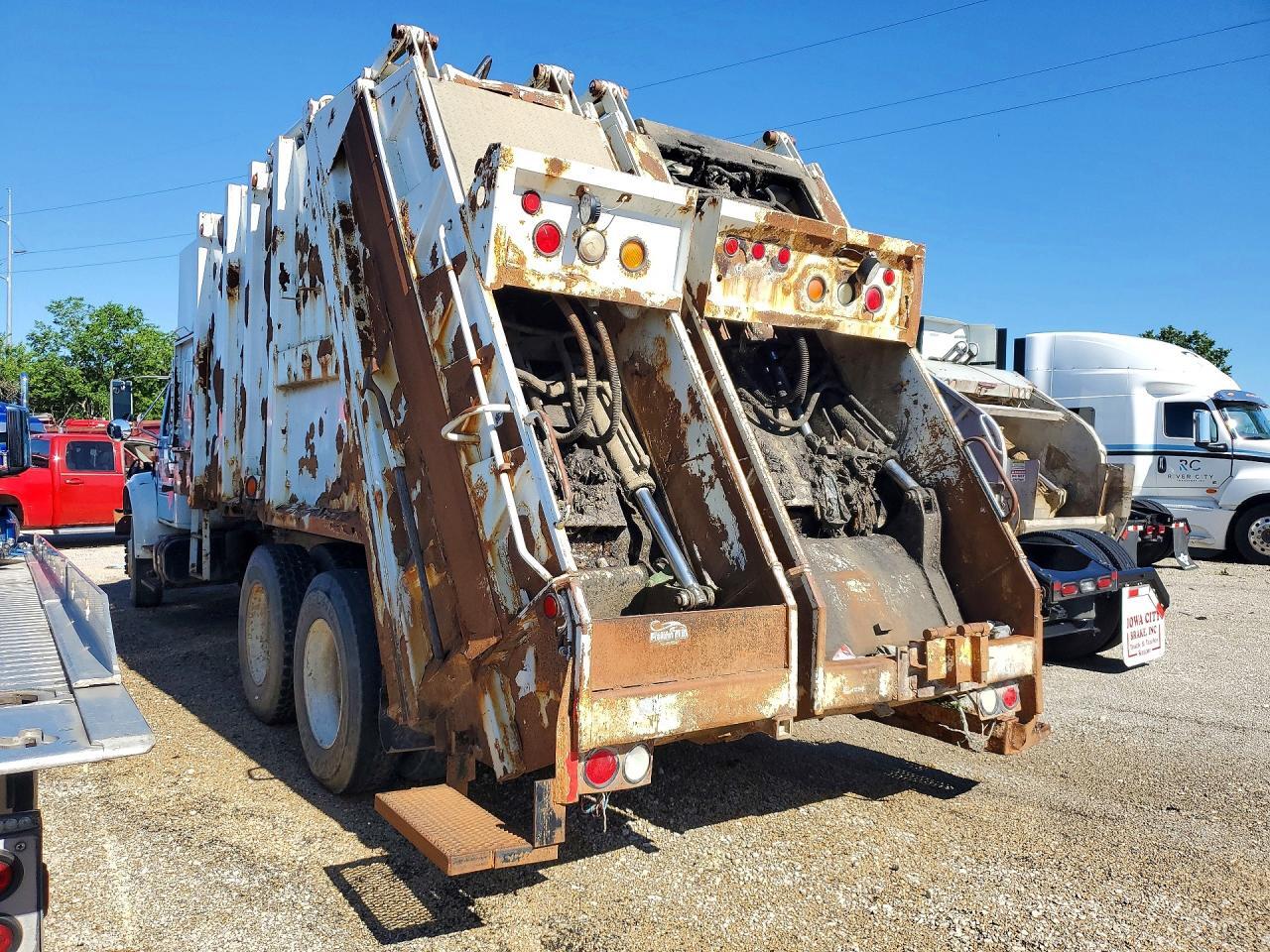 2001 INTERNATIONAL 4900 REFUSE TRUCK — Фото 2 из 12