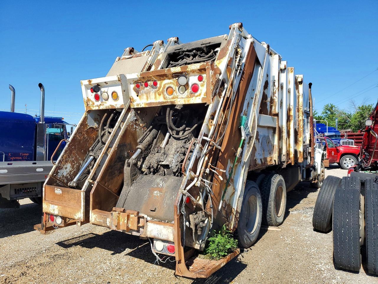 2001 INTERNATIONAL 4900 REFUSE TRUCK — Фото 3 из 12