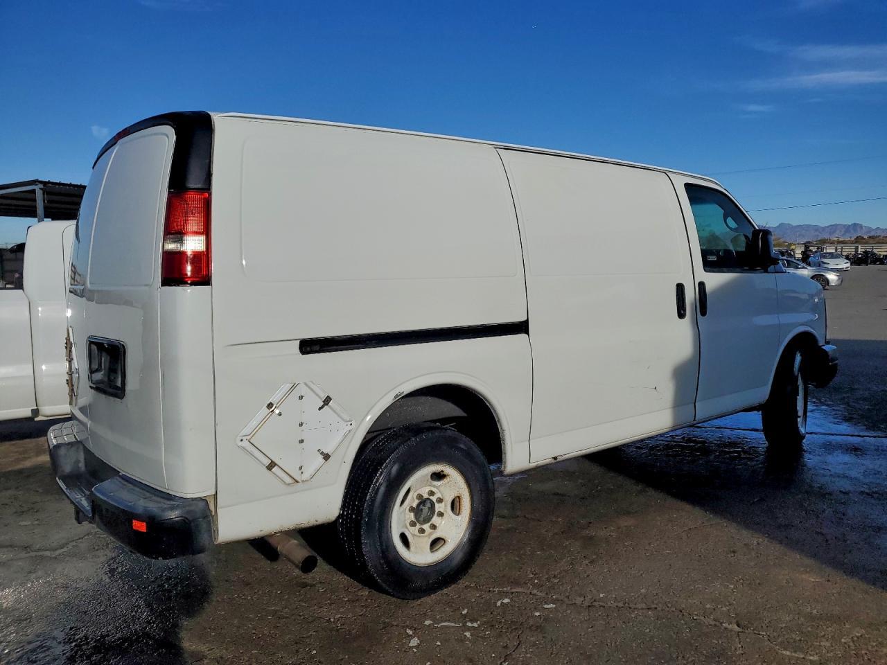 2012 GMC SAVANA G2500 DELIVERY VAN — Фото 3 из 13