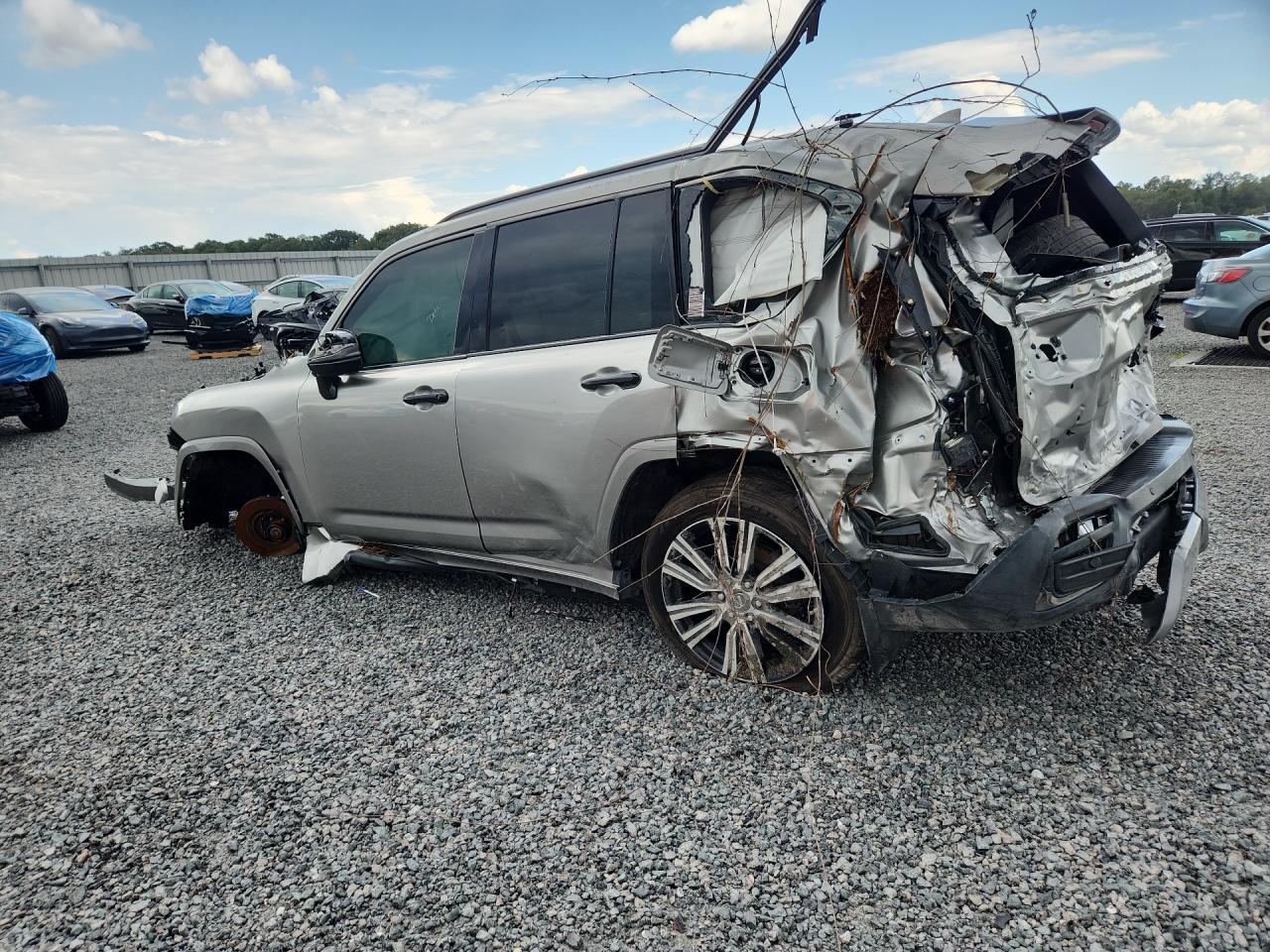 2024 LEXUS LX 600 LUXURY — Фото 2 из 13