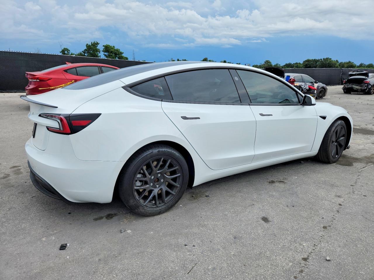2024 TESLA MODEL 3 — Фото 3 из 12