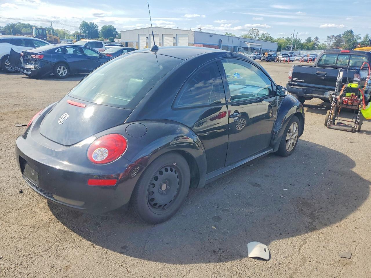 2008 VOLKSWAGEN NEW BEETLE S — Фото 3 из 12