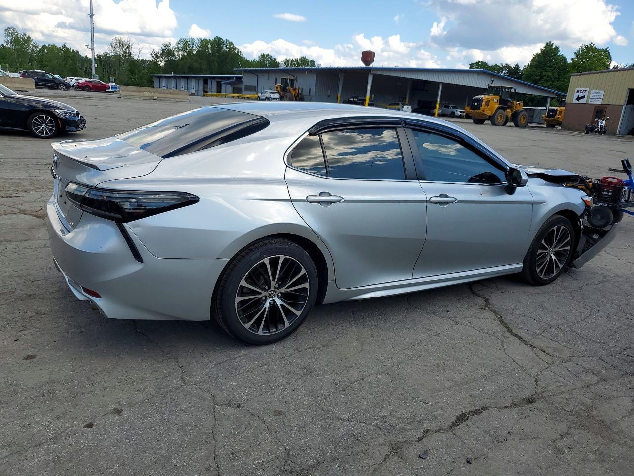 2018 TOYOTA CAMRY SE — Фото 3 из 12