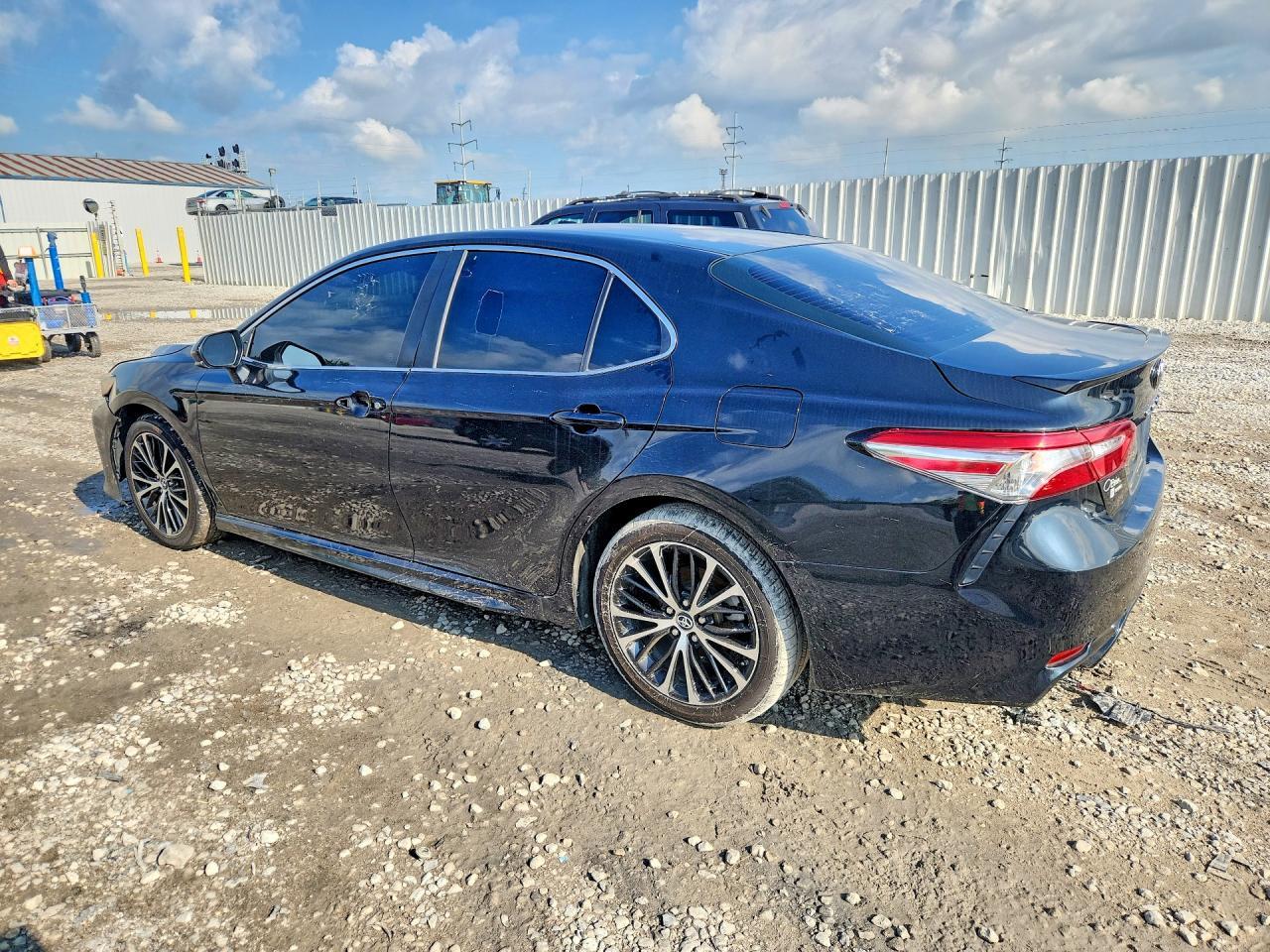 2018 TOYOTA CAMRY SE — Фото 2 из 13