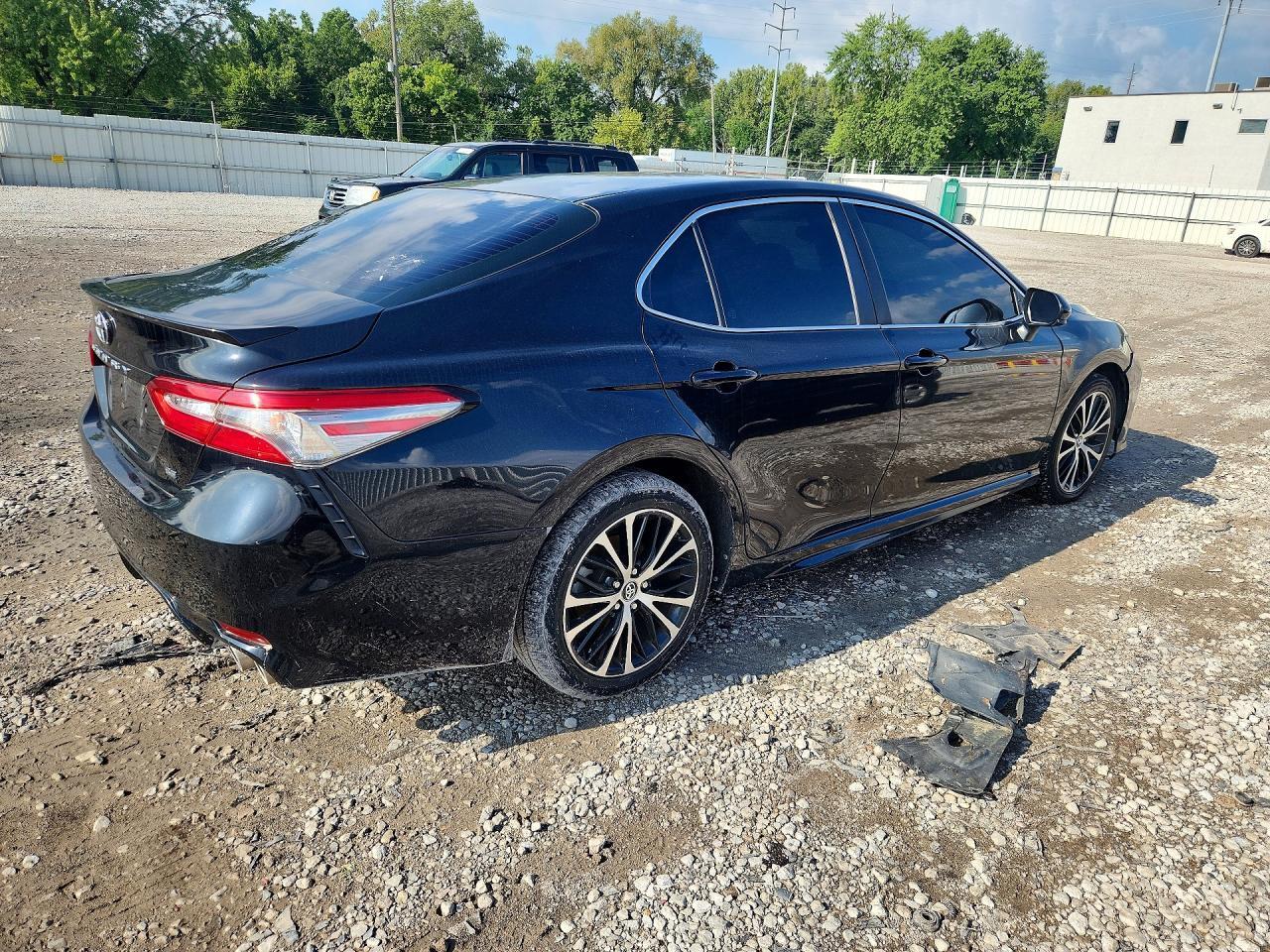 2018 TOYOTA CAMRY SE — Фото 3 из 13