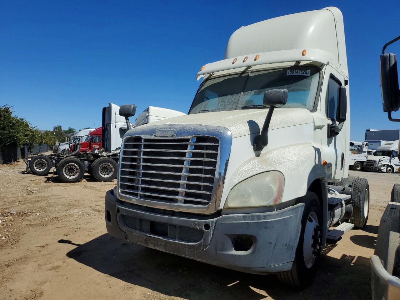 2013 FREIGHTLINER CASCADIA 1 - SEMI TRUCK — Фото 2 из 10
