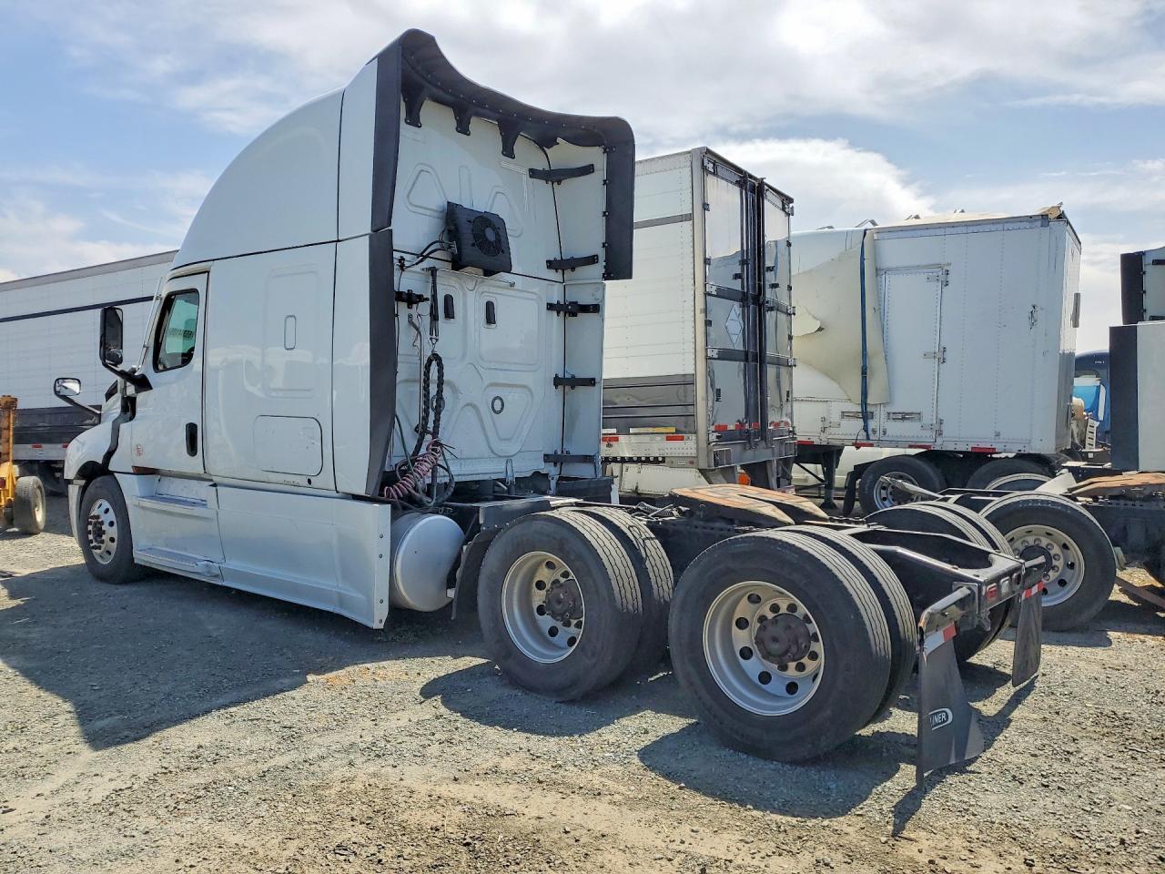2025 FREIGHTLINER CASCADIA 126 SEMI TRUCK — Фото 2 из 12