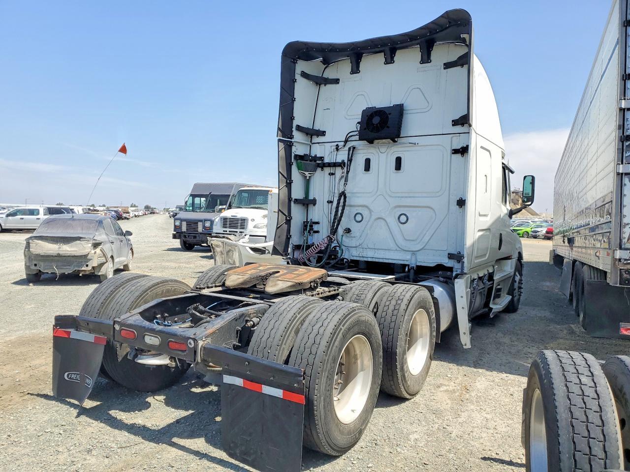 2025 FREIGHTLINER CASCADIA 126 SEMI TRUCK — Фото 3 из 12