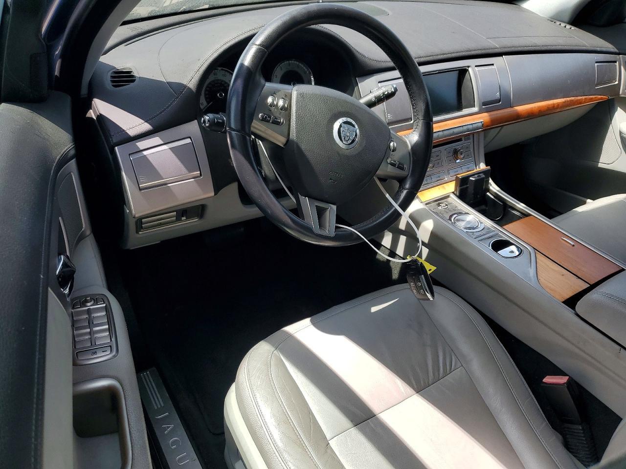 2009 JAGUAR XF LUXURY — Фото 8 из 12