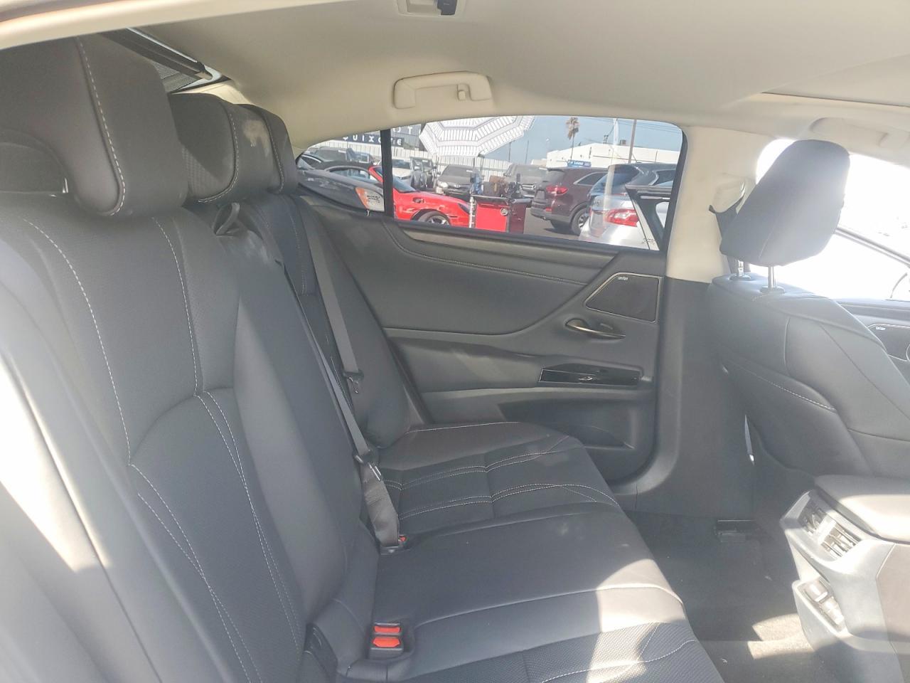 2025 LEXUS ES 300H LUXURY — Фото 10 из 12