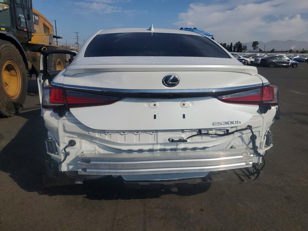 2025 LEXUS ES 300H LUXURY — Фото 6 из 12