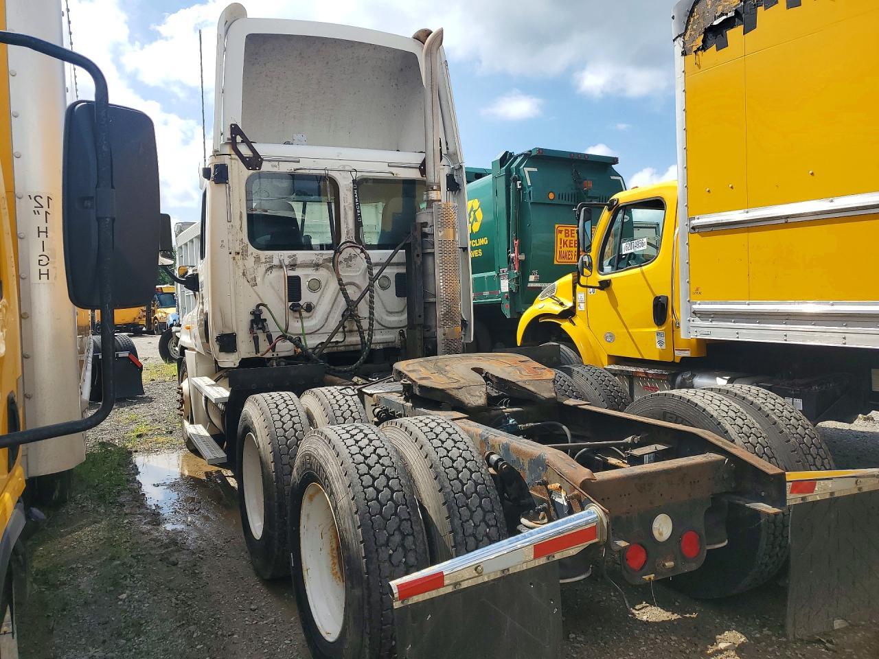 2010 FREIGHTLINER CASCADIA 125 — Фото 2 из 12