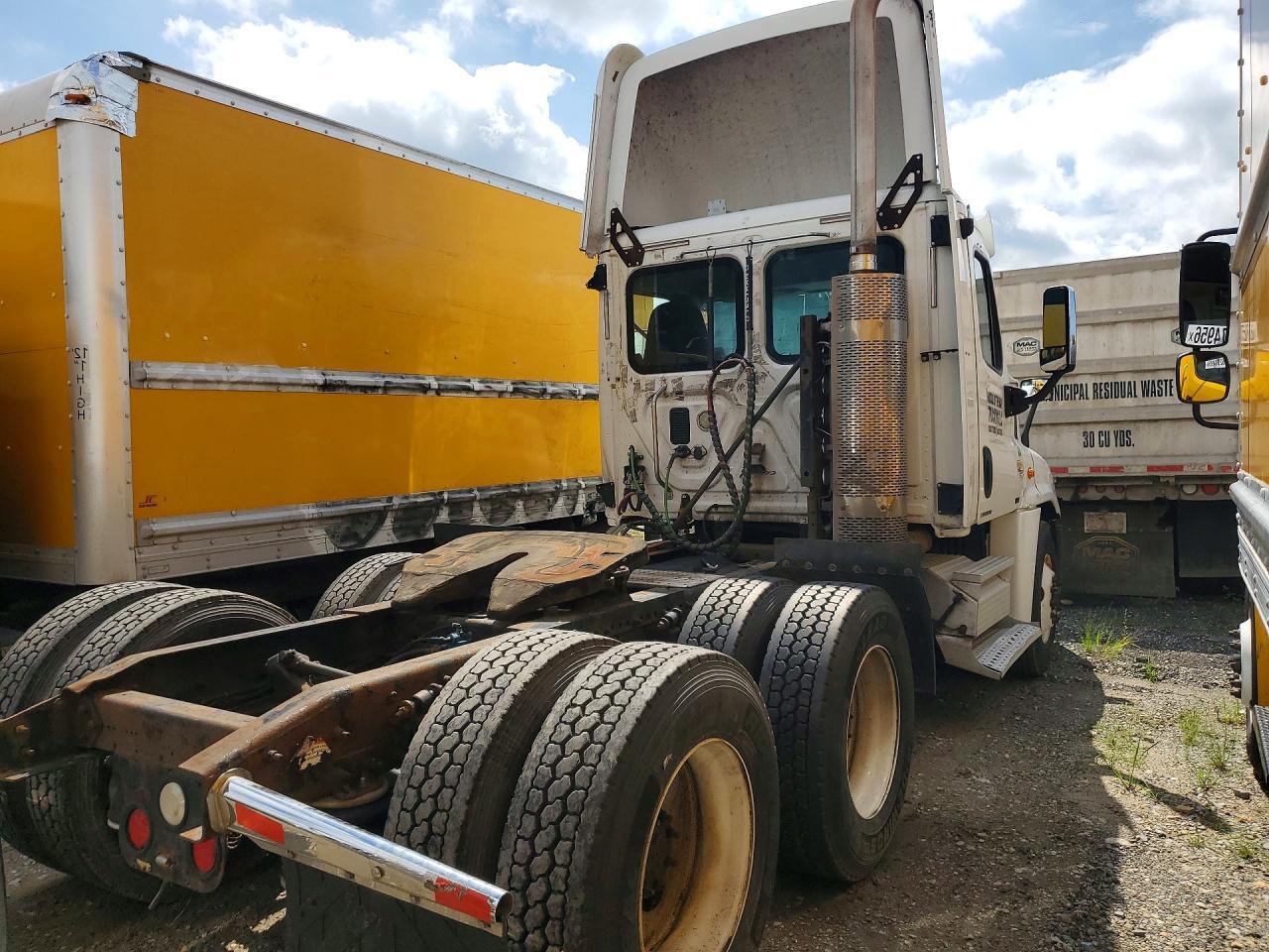2010 FREIGHTLINER CASCADIA 125 — Фото 3 из 12