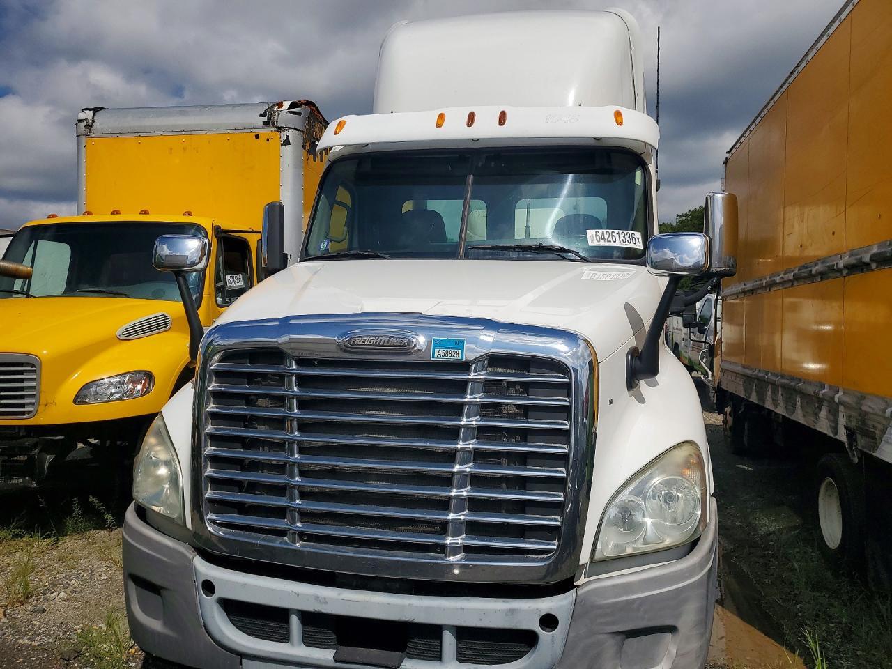 2010 FREIGHTLINER CASCADIA 125 — Фото 5 из 12