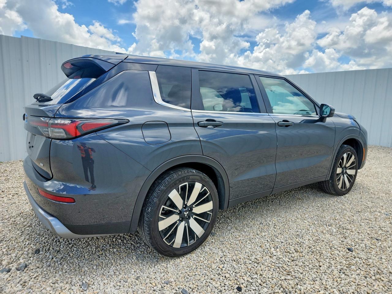2025 MITSUBISHI OUTLANDER SE — Фото 3 из 13
