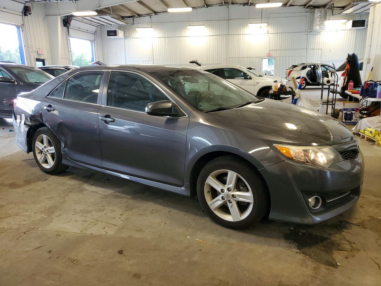 2013 TOYOTA CAMRY SE — Фото 4 из 12