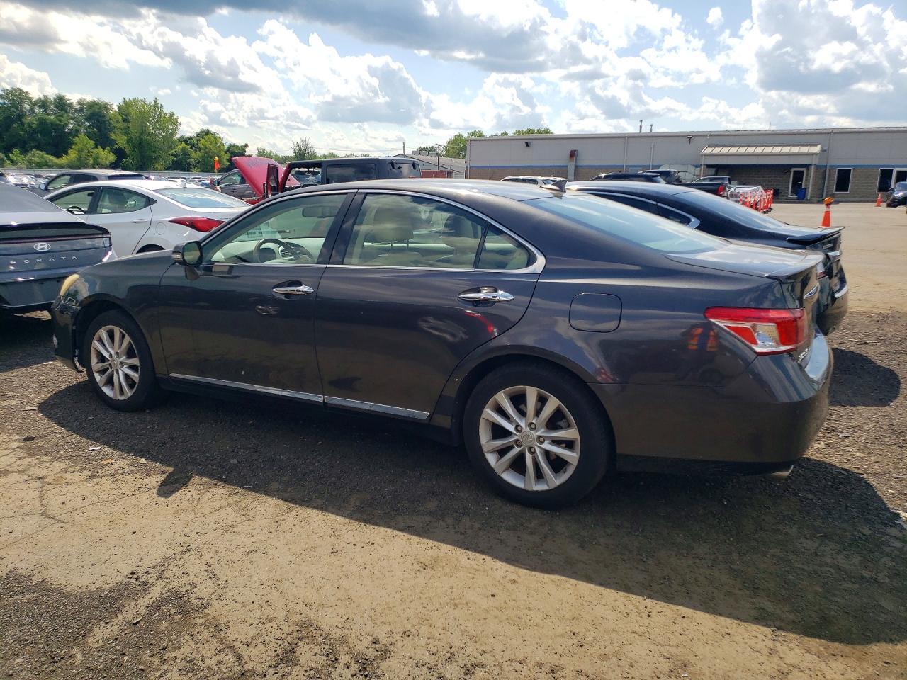 2010 LEXUS ES 350 — Фото 2 из 12