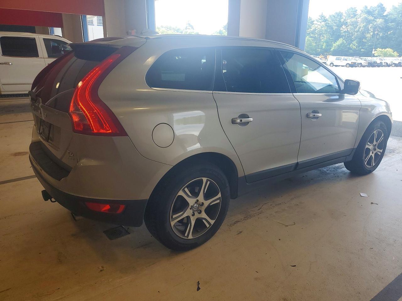 2013 VOLVO XC60 T6 — Фото 3 из 13