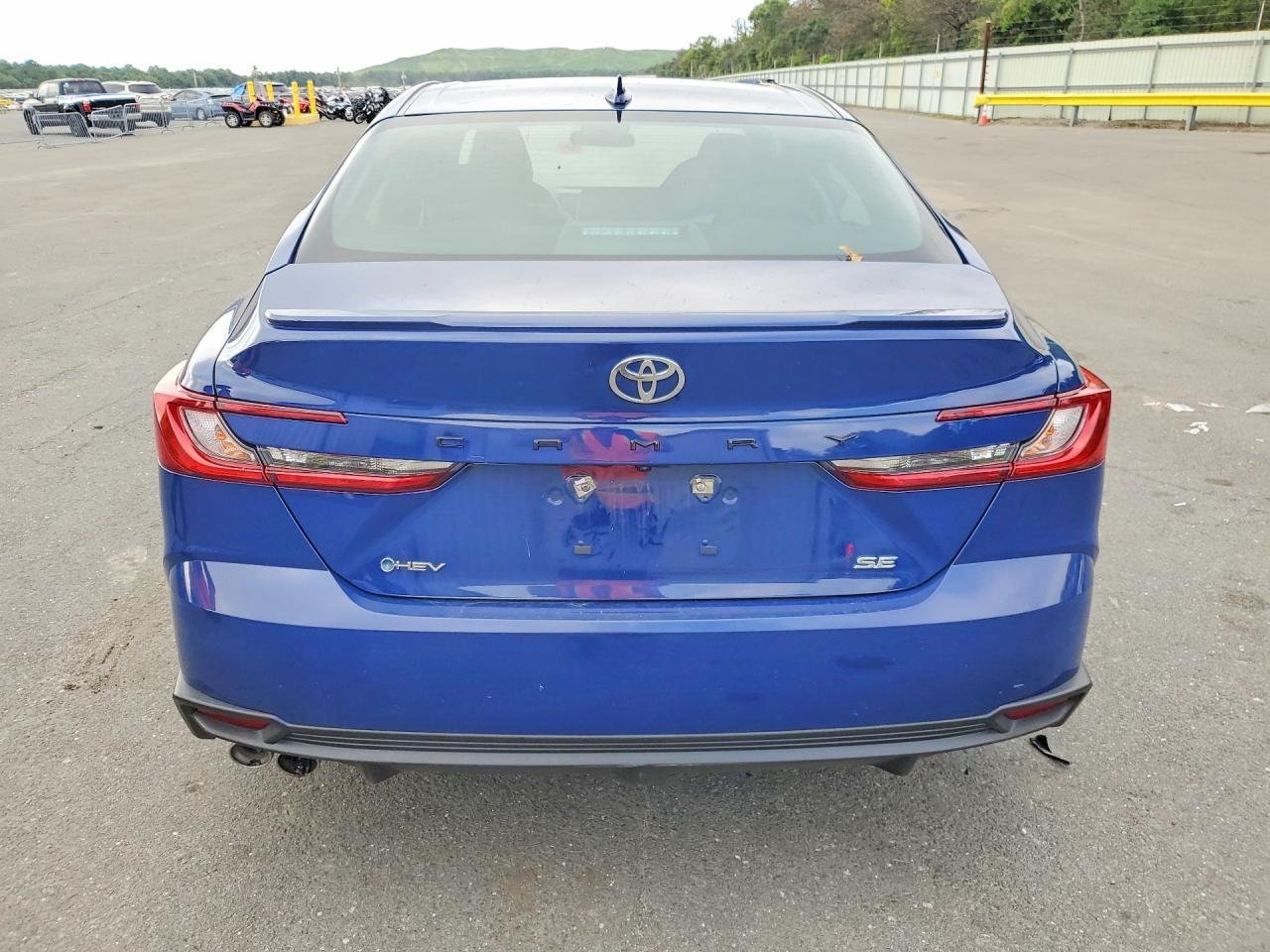 2025 TOYOTA CAMRY SE — Фото 6 из 12