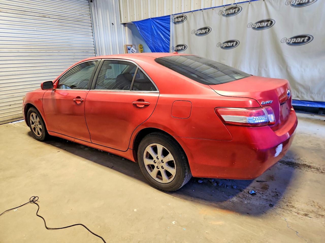 2010 TOYOTA CAMRY LE — Фото 2 из 12