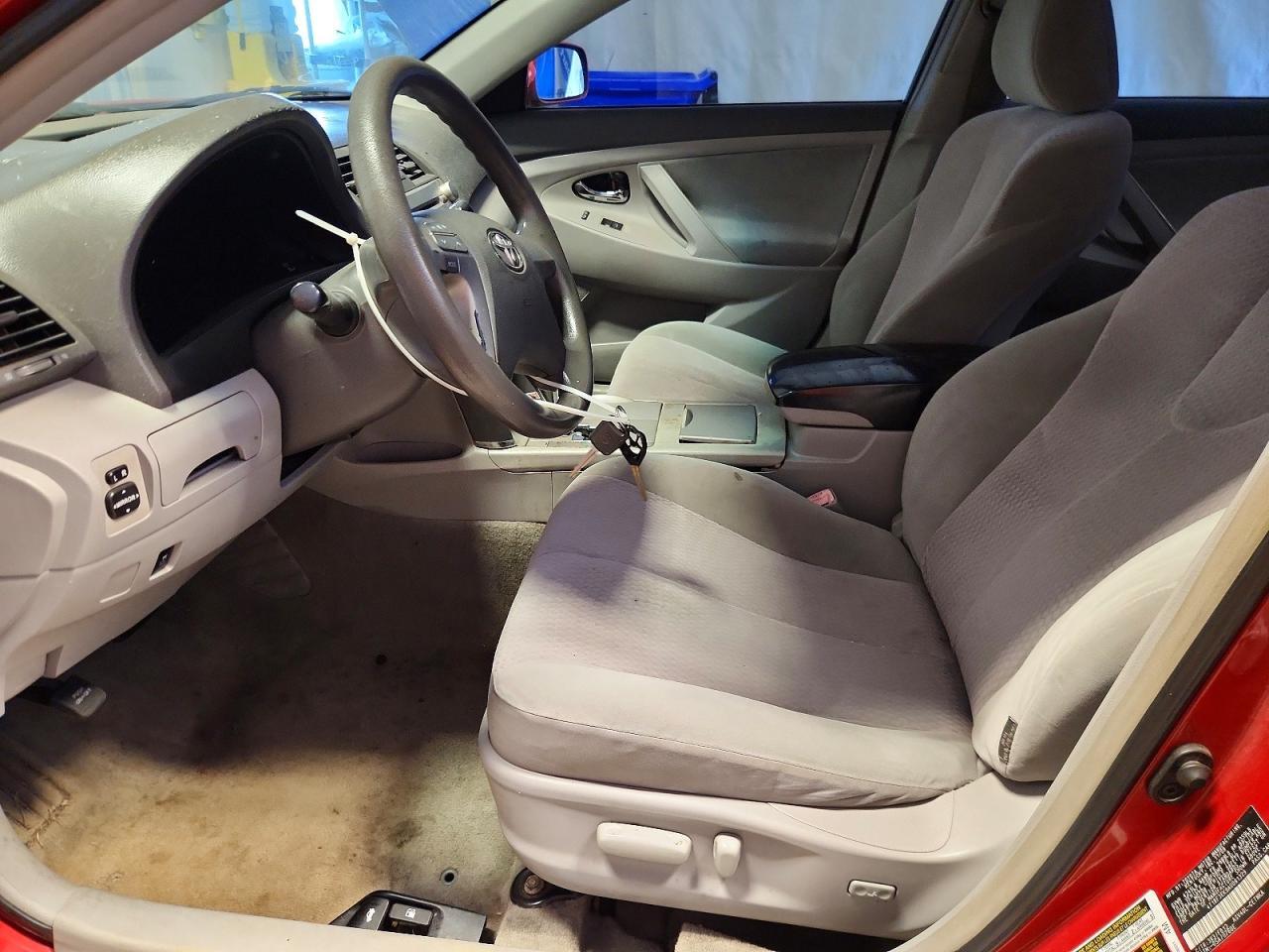 2010 TOYOTA CAMRY LE — Фото 7 из 12