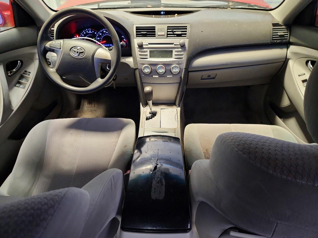 2010 TOYOTA CAMRY LE — Фото 8 из 12