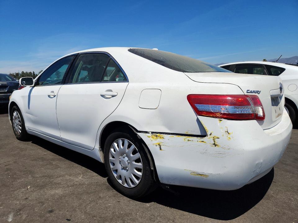 2010 TOYOTA CAMRY LE — Фото 2 из 12