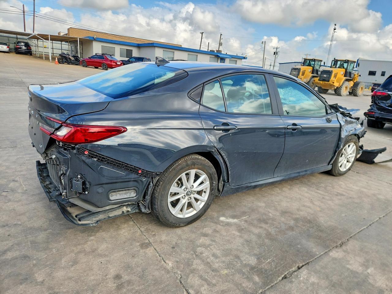2025 TOYOTA CAMRY LE — Фото 3 из 12
