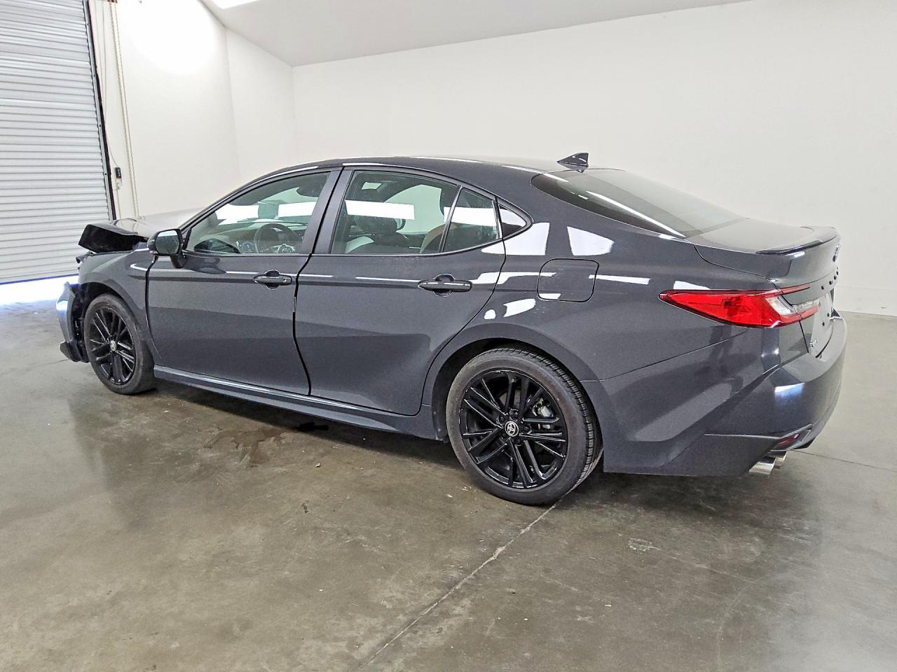 2025 TOYOTA CAMRY SE — Фото 2 из 12