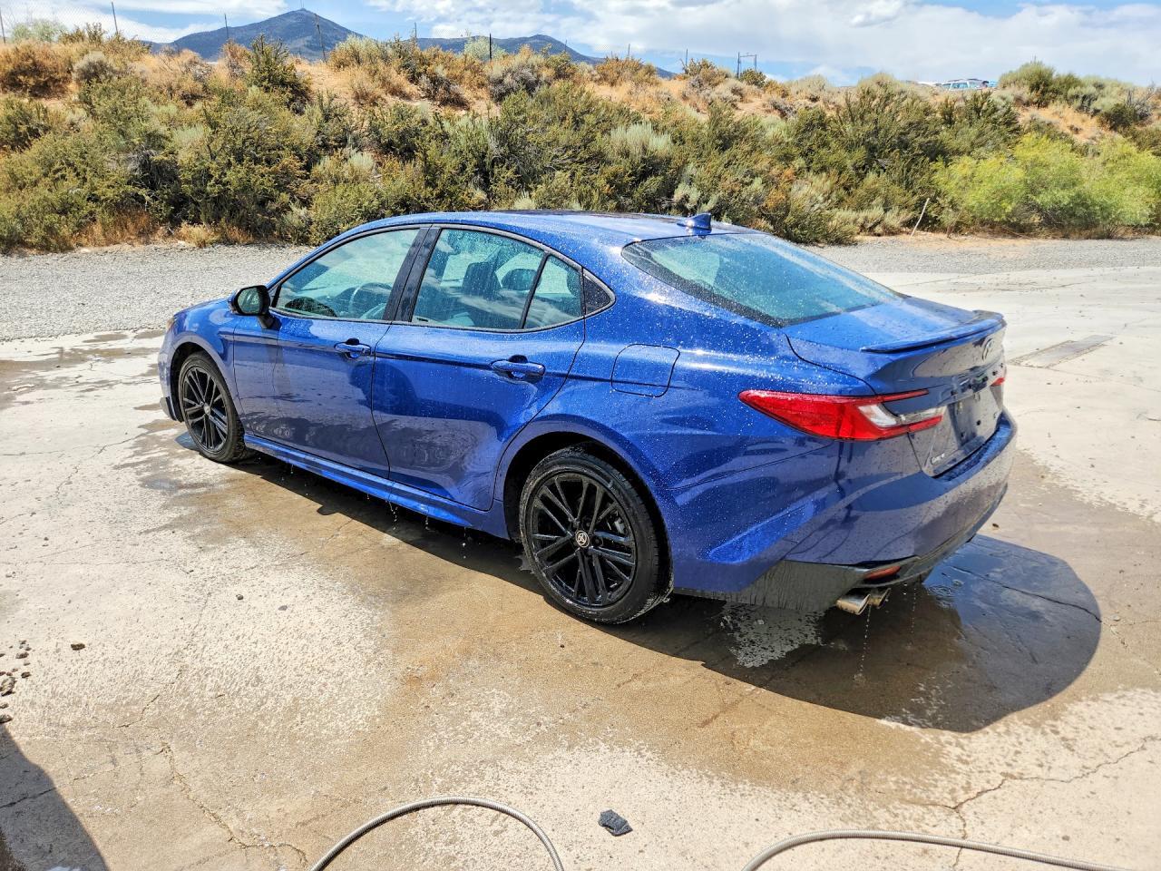 2025 TOYOTA CAMRY SE — Фото 2 из 12