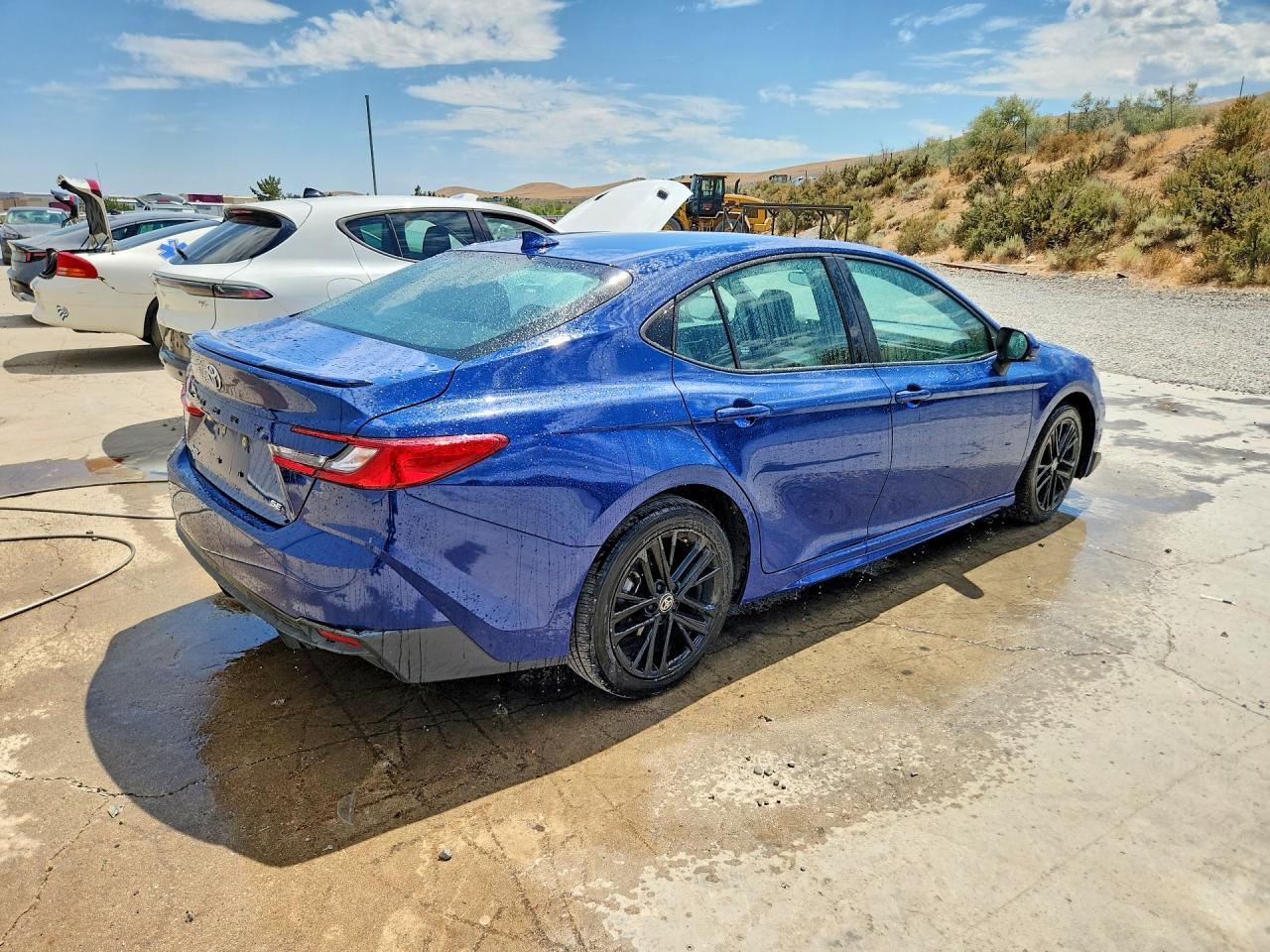 2025 TOYOTA CAMRY SE — Фото 3 из 12