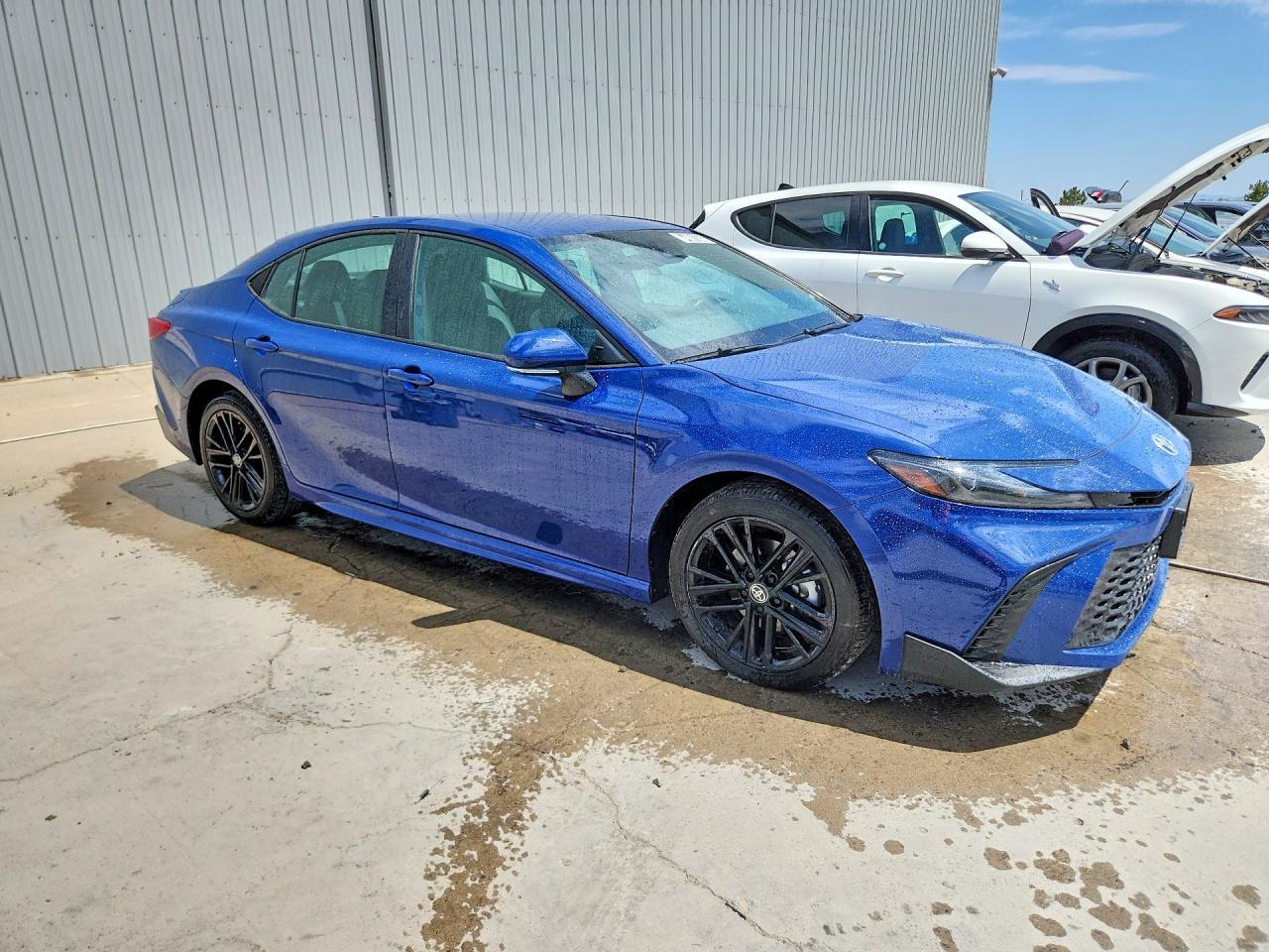 2025 TOYOTA CAMRY SE — Фото 4 из 12