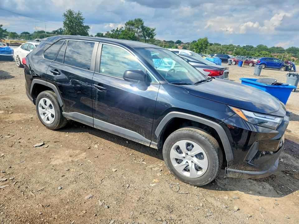 2025 TOYOTA RAV4 LE — Фото 4 из 13