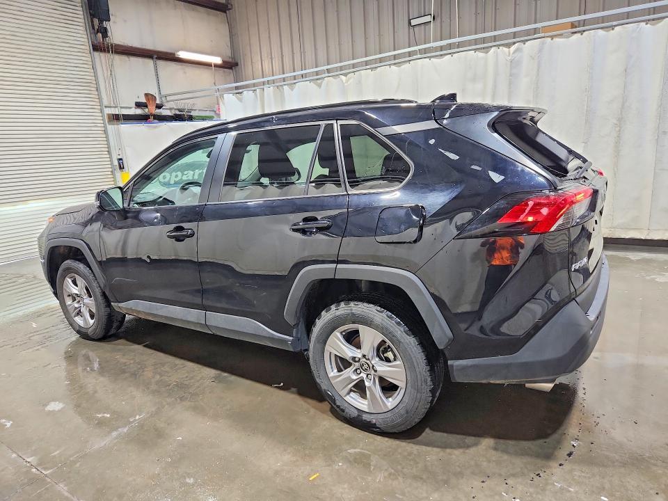 2025 TOYOTA RAV4 XLE — Фото 2 из 13