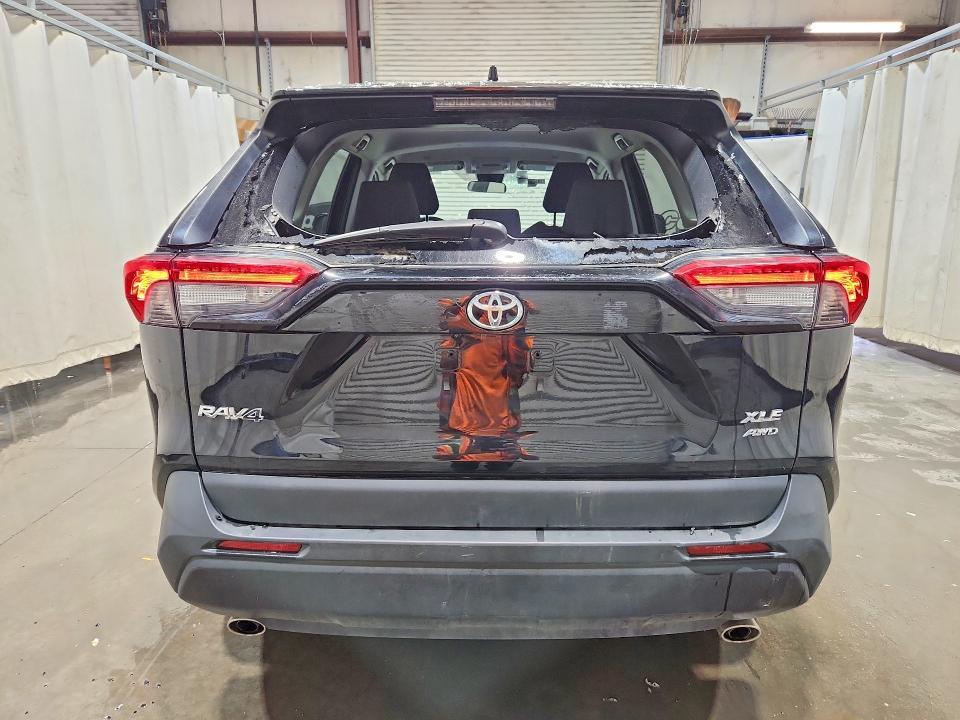 2025 TOYOTA RAV4 XLE — Фото 6 из 13