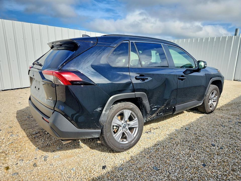2025 TOYOTA RAV4 LE — Фото 3 из 13