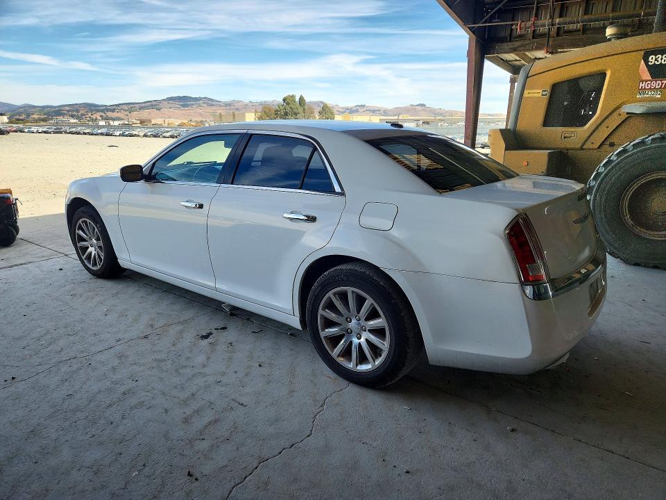 2011 CHRYSLER 300C — Фото 2 из 12