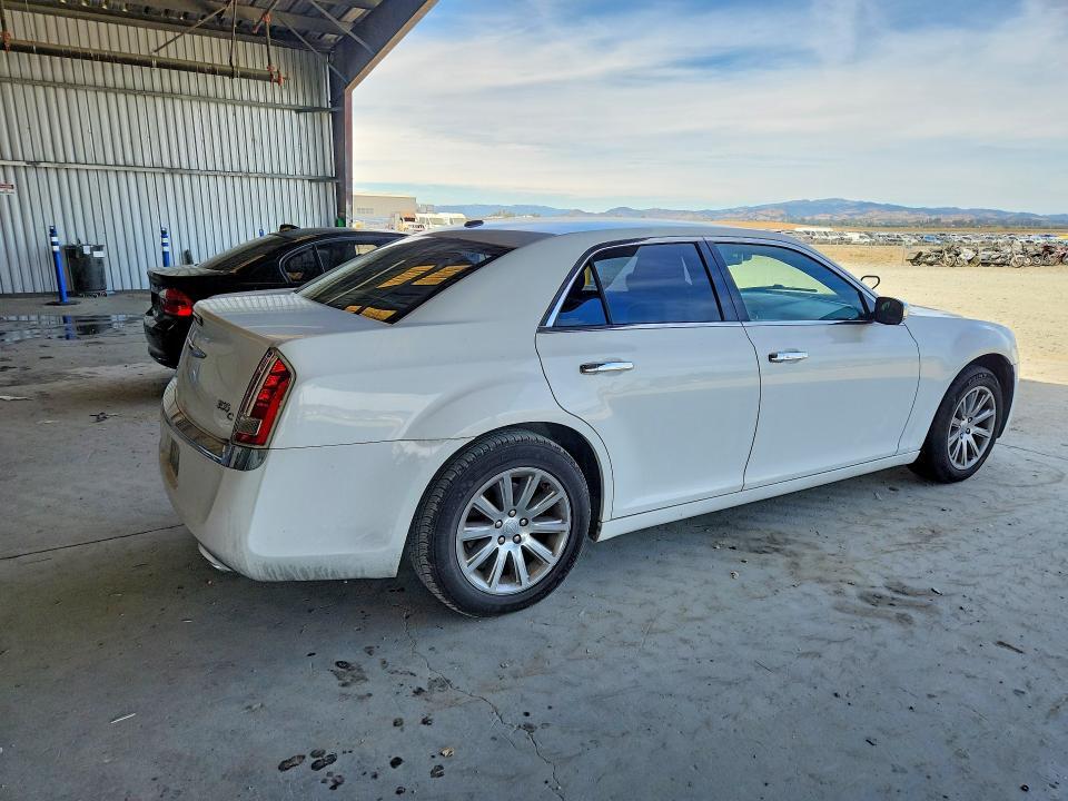 2011 CHRYSLER 300C — Фото 3 из 12
