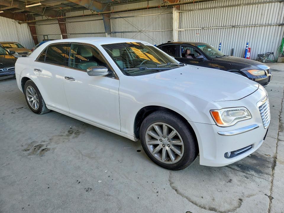 2011 CHRYSLER 300C — Фото 4 из 12