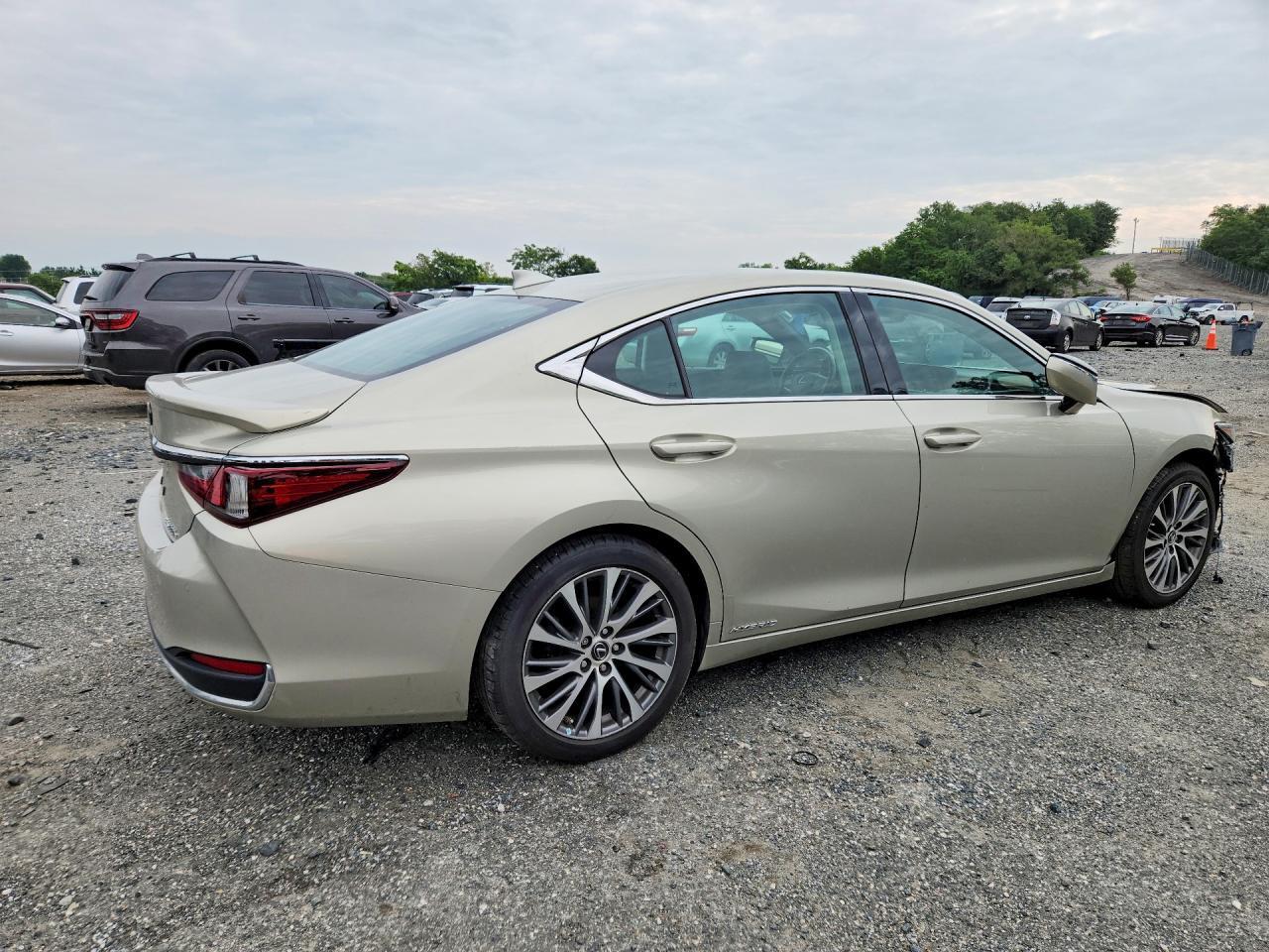 2019 LEXUS ES 300H — Фото 3 из 12