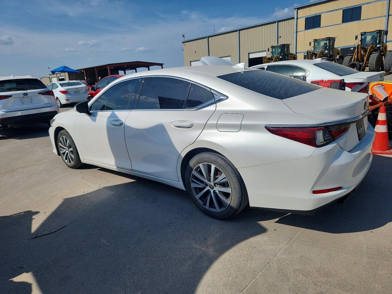 2019 LEXUS ES 350 — Фото 2 из 12