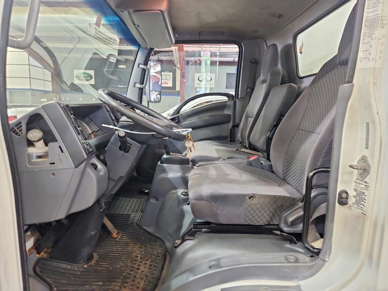 2011 ISUZU NPR - BOX TRUCK — Фото 7 из 13
