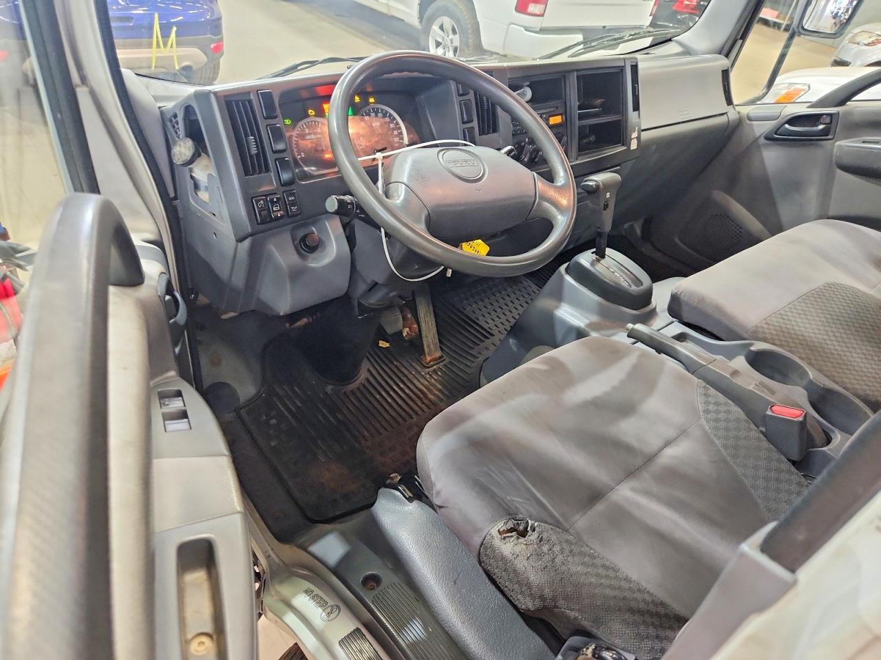 2011 ISUZU NPR - BOX TRUCK — Фото 8 из 13