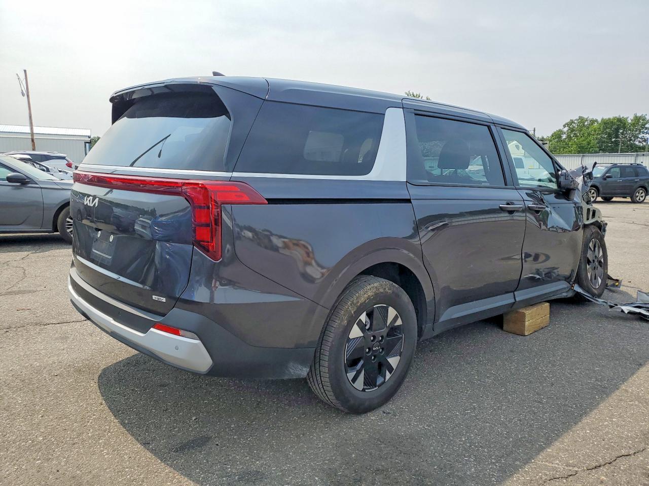 2026 KIA CARNIVAL LXS — Фото 3 из 13