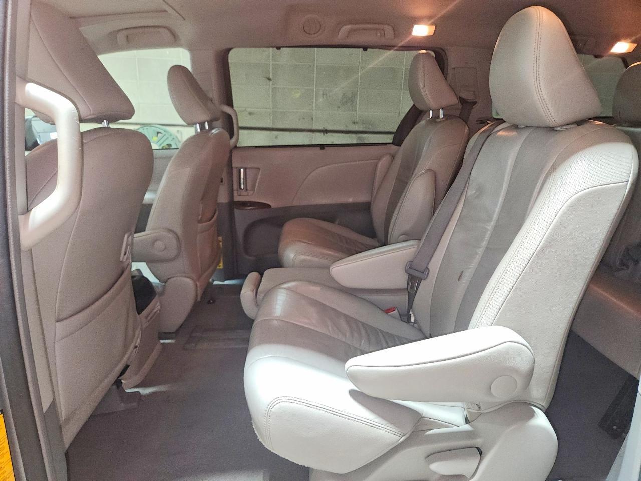 2011 TOYOTA SIENNA XLE 8-PASSENGER — Фото 11 из 13