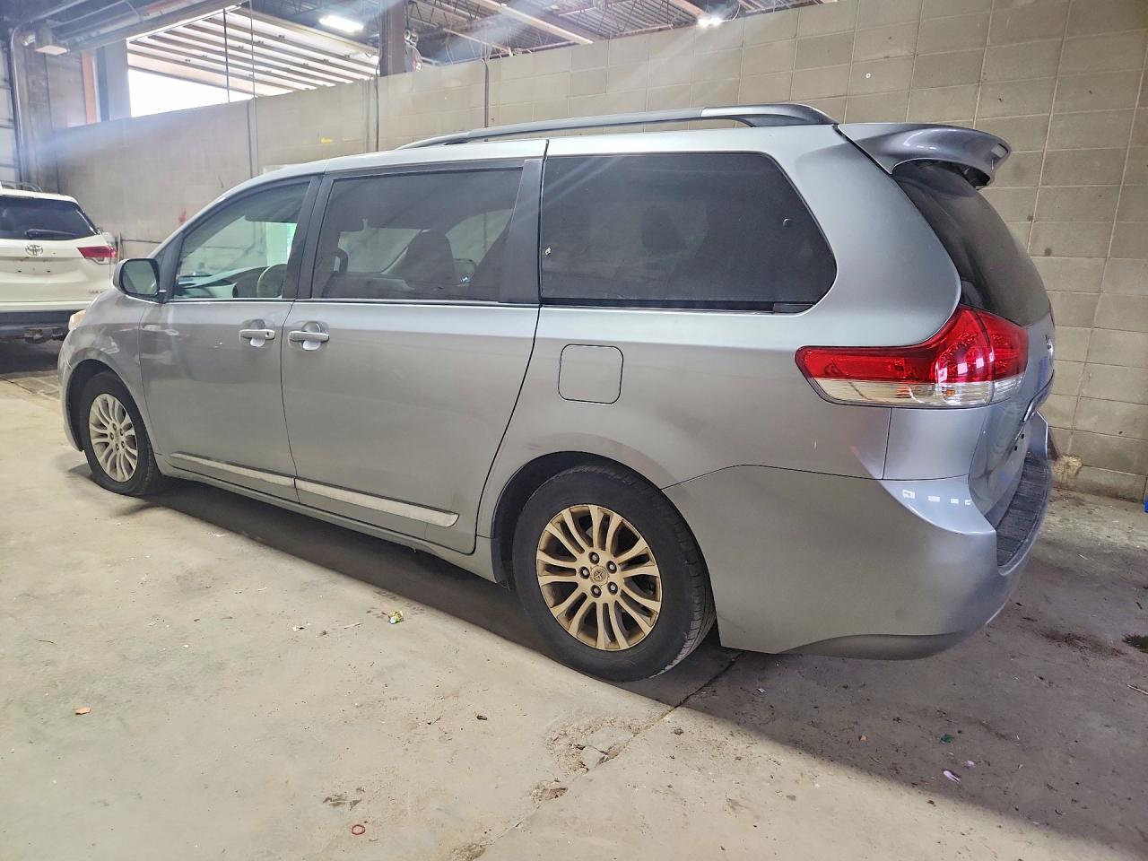 2011 TOYOTA SIENNA XLE 8-PASSENGER — Фото 2 из 13