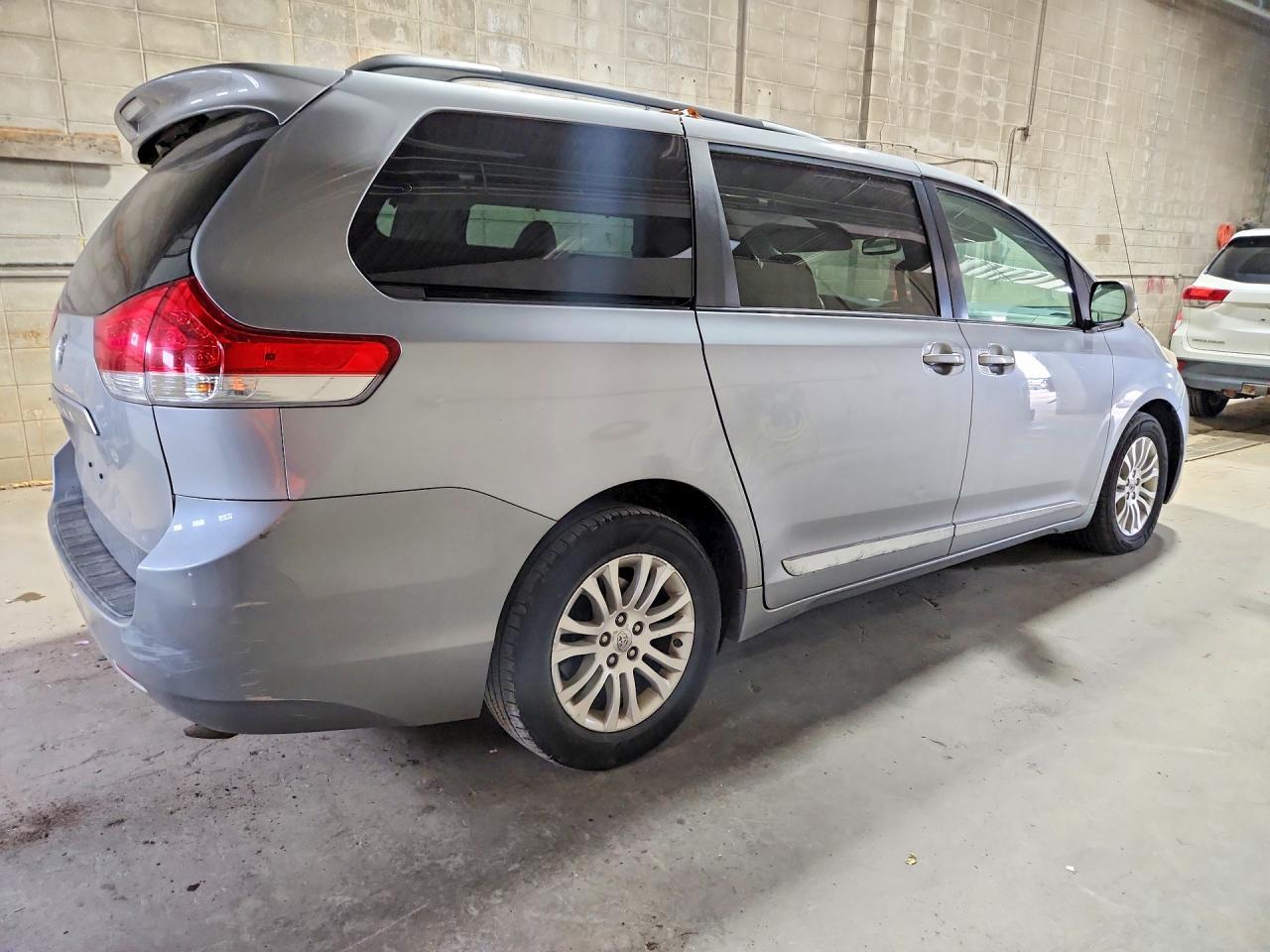 2011 TOYOTA SIENNA XLE 8-PASSENGER — Фото 3 из 13