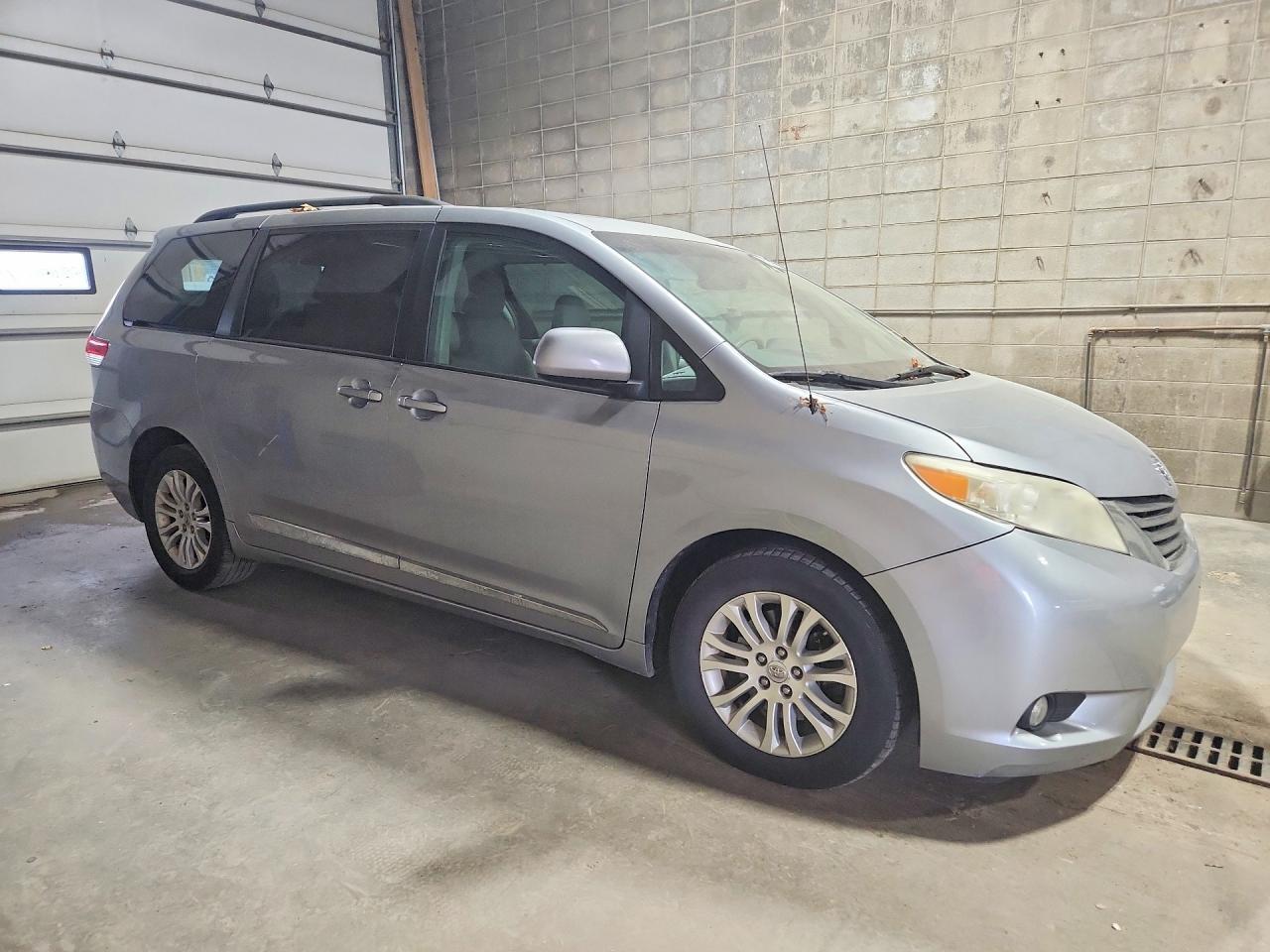 2011 TOYOTA SIENNA XLE 8-PASSENGER — Фото 4 из 13